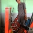 Kỹ thuật viên định hình dây trước khi quấn dây động cơ điện