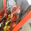 Lấy dây ra khỏi khung chuẩn bị cho công tác quấn dây động cơ điện